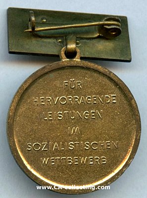 Photo 2 : MEDAILLE 'JUNGAKTIVIST'. Eisen vergoldet. 30,5mm an...