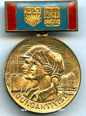 MEDAILLE 'JUNGAKTIVIST'. Eisen vergoldet. 30,5mm an...