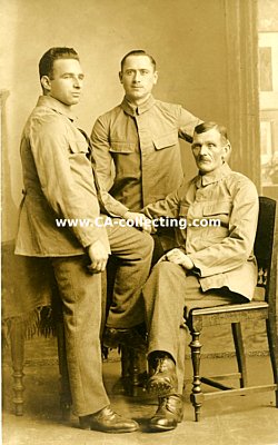 PHOTO 14x9cm: drei Soldaten in Drillichzeug. Auf der...