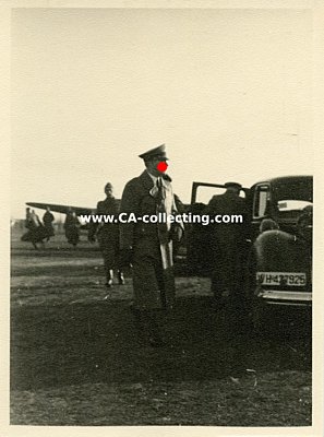 PHOTO 11x8cm um 1941: Hitler bei der Ankunft auf einem...