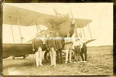 PHOTO 10x15cm um 1910: Personen vor Flugapparat stehend.