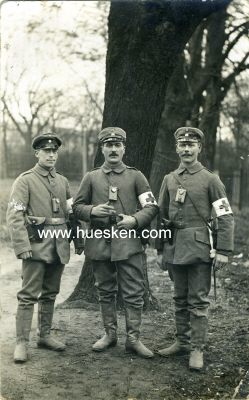 PHOTO 13x9cm: Gruppenaufnahme von 3 Sanitätern in...