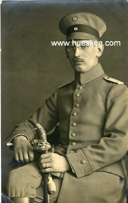 PHOTO 14x9cm: Feldgrauer Leutnant mit Degen....