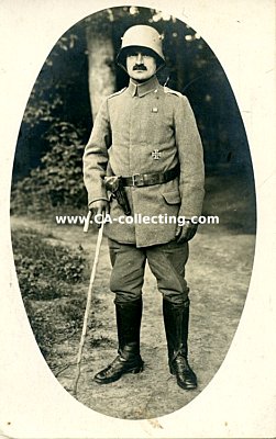 PHOTO 14x9cm: Feldgrauer Leutnant mit Stahlhelm, Eisernen...