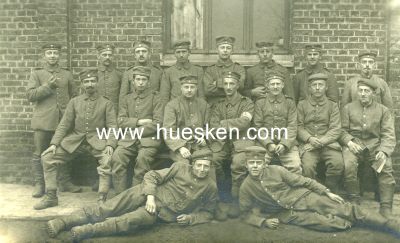 PHOTO 9x14cm: Gruppenaufnahme mit feldgrauen Soldaten....