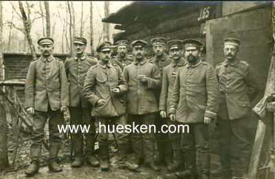 PHOTO 9x14cm: Gruppenaufnahme mit feldgrauen Soldaten vor...