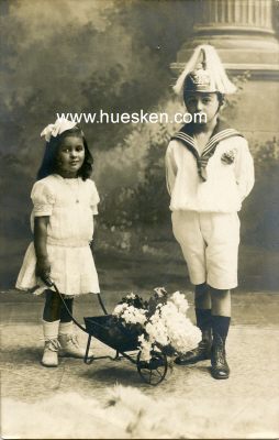 PHOTO 9x13cm um 1910: Junge in Matrosenuniform mit Helm.