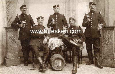 PHOTO-POSTKARTE Fünf Reservisten beim Bier um 1910....