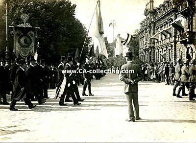 PHOTO 8x11cm: Parade mit Fahnenträger um 1915....