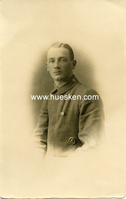 PHOTO 14x9cm: Feldgrauer Soldat mit Verwundetenabzeichen.