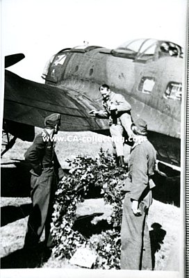 UNBEKANNTER SOLDAT DER LUFTWAFFE beim Verlassen des...