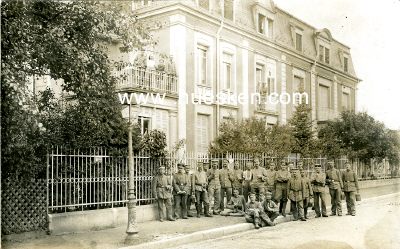 PHOTO 9x13cm: Gruppe feldgrauer Soldaten vor einem...