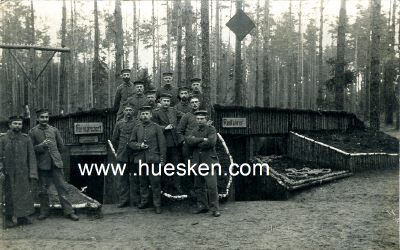 PHOTO 9x13cm: Gruppe feldgrauer Soldaten vor Unterstand...