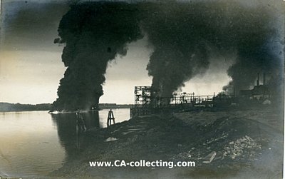 PHOTO 9x14cm: Feuer auf Wasser und am Land.