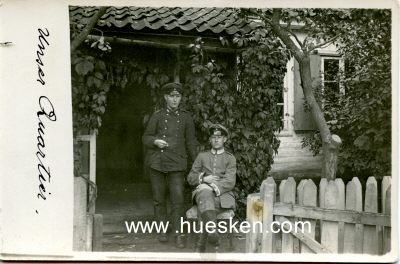 PHOTO 14x9cm: Zwei Soldaten vor ihrem Quartier, das von...