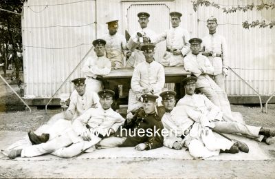 PHOTO 9x13cm um 1910: Gruppenaufnahme mit Soldaten....