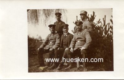 PHOTO 9x14cm: Neun feldgraue Soldaten auf einer Bank...