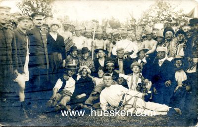 PHOTO 9x14cm: Gruppenbild mit verkleideten Soldaten, im...