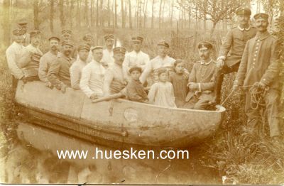 PHOTO 9x14cm: Feldgraue Soldaten und Kinder auf einer...