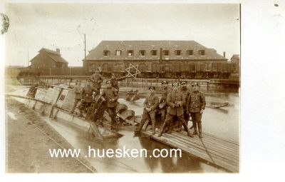 PHOTO 9x14cm: Soldaten vor einem von Engländern...