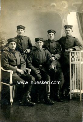 PHOTO 13x8cm: Gruppenaufnahme mit fünf feldgrauen...