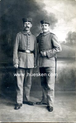 PHOTO 14x9cm: Zwei feldgraue Soldaten, ein Soldat mit...