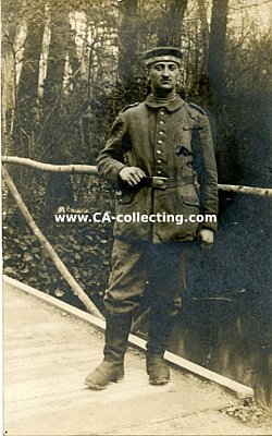 PHOTO 14x9cm: Feldgrauer Soldat auf einer Brücke...