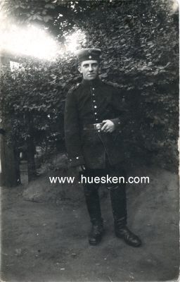 PHOTO 13x9cm: Soldat stehend, auf der Rückseite...