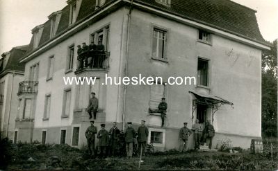 PHOTO 14x9cm: Soldaten in und vor einem verlassenen...