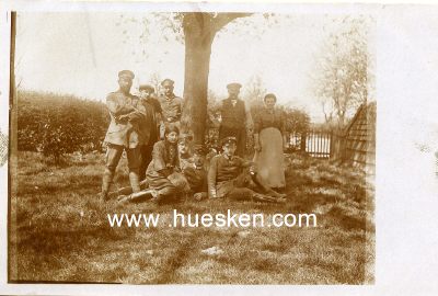 PHOTO 14x9cm: Drei feldgraue Soldaten mit einer...