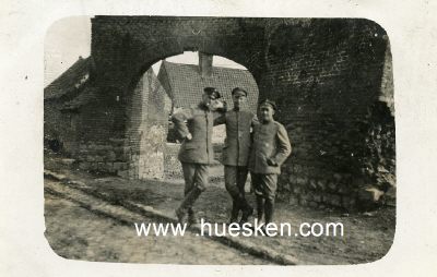 PHOTO 14x9cm: Drei feldgraue Soldaten, rückseitig...