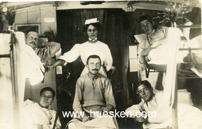 PHOTO 14x9cm: Soldaten mit einer Krankenschwester im...