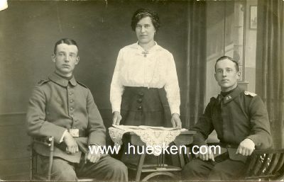 PHOTO 13x9cm: Zwei Soldaten mit Frau. Rückseitig...