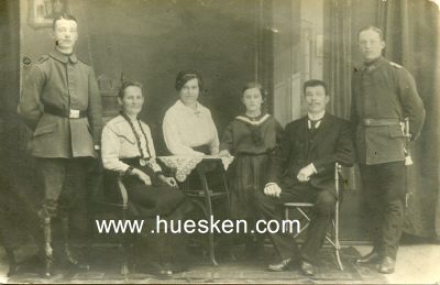 PHOTO 14x9cm Zwei feldgraue Soldaten mit Familie,...