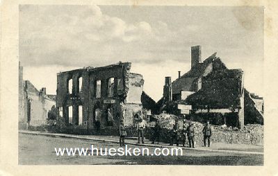 PHOTO-POSTKARTE 'Soldaten vor Ruinen'. LKE. Lichtdruck...